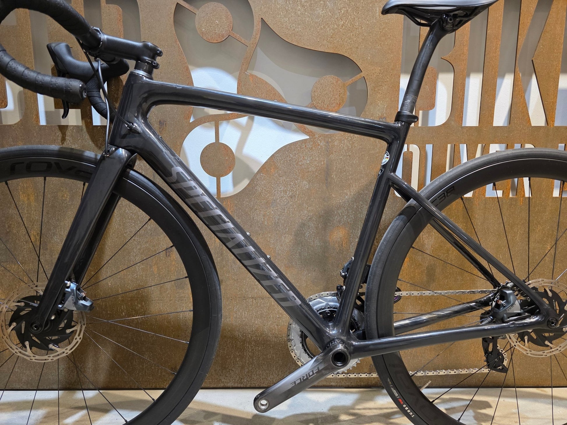 Rennrad von Specialized, SPECIALIZED TARMAC SL 6 SPORT / CUSTOMBUILD / 54CM vor USEDBIKES - OB.DE Hintergrund