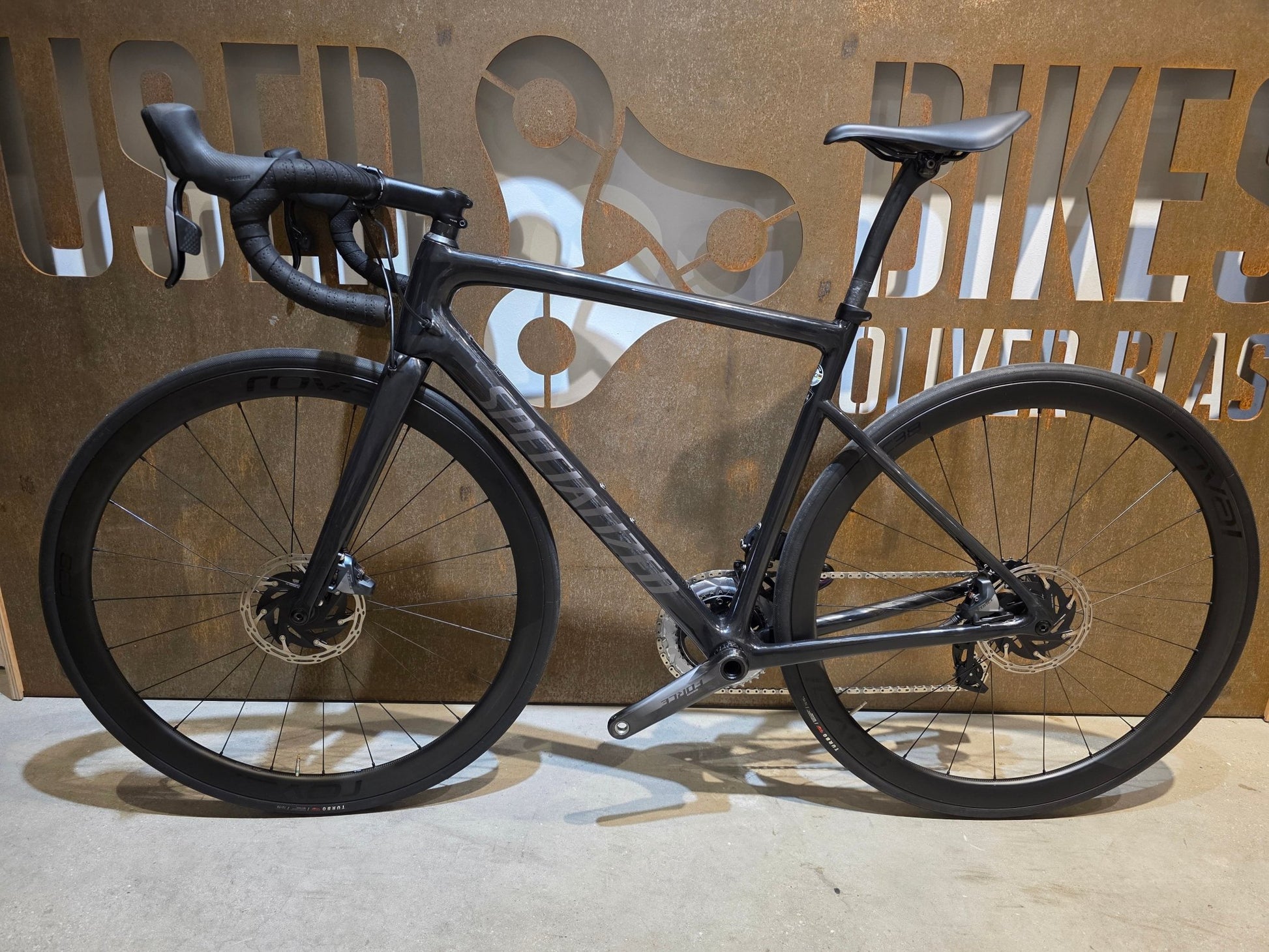 Rennrad von Specialized, SPECIALIZED TARMAC SL 6 SPORT / CUSTOMBUILD / 54CM vor USEDBIKES - OB.DE Hintergrund