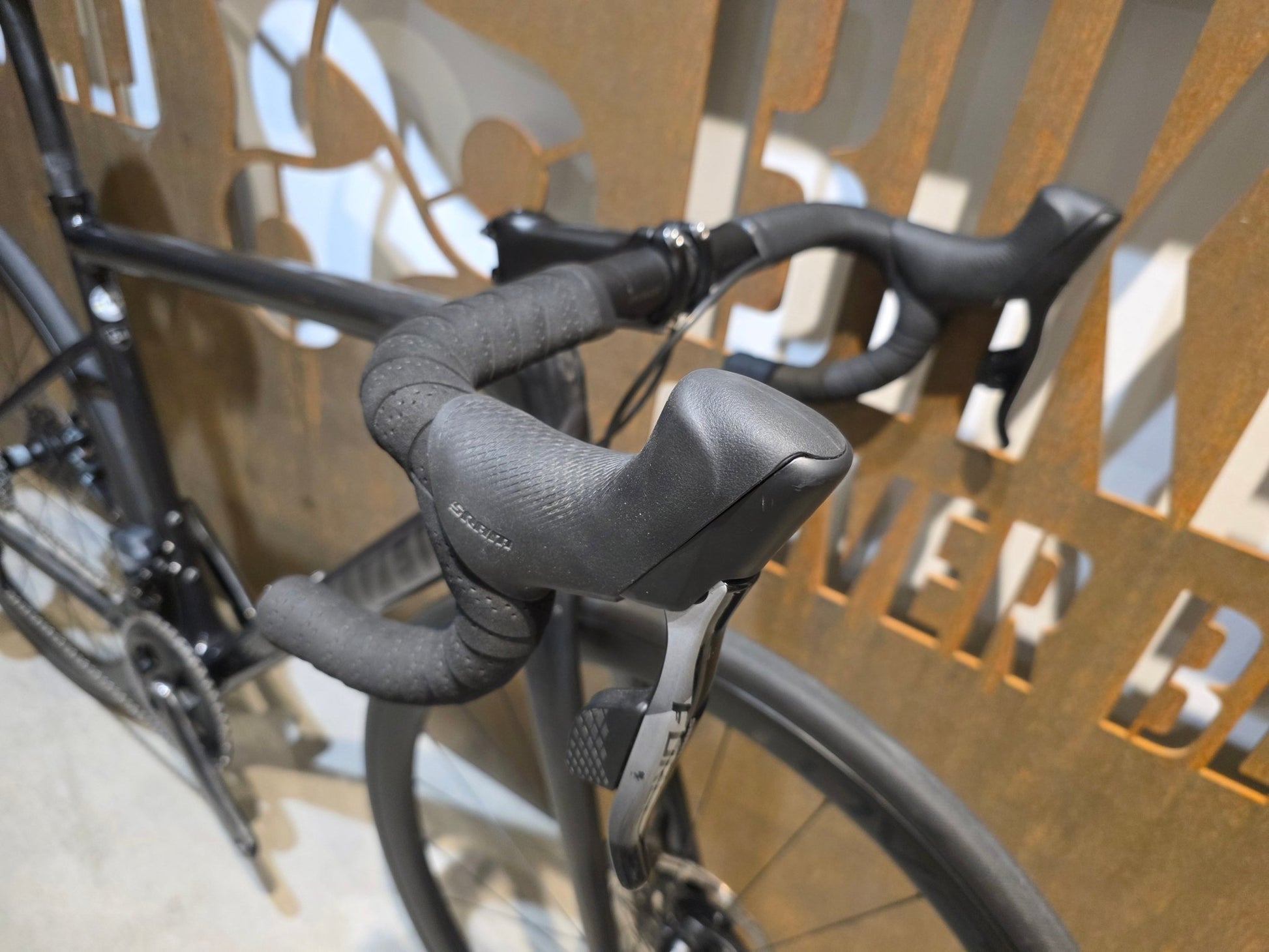 Rennrad von Specialized, SPECIALIZED TARMAC SL 6 SPORT / CUSTOMBUILD / 54CM vor USEDBIKES - OB.DE Hintergrund