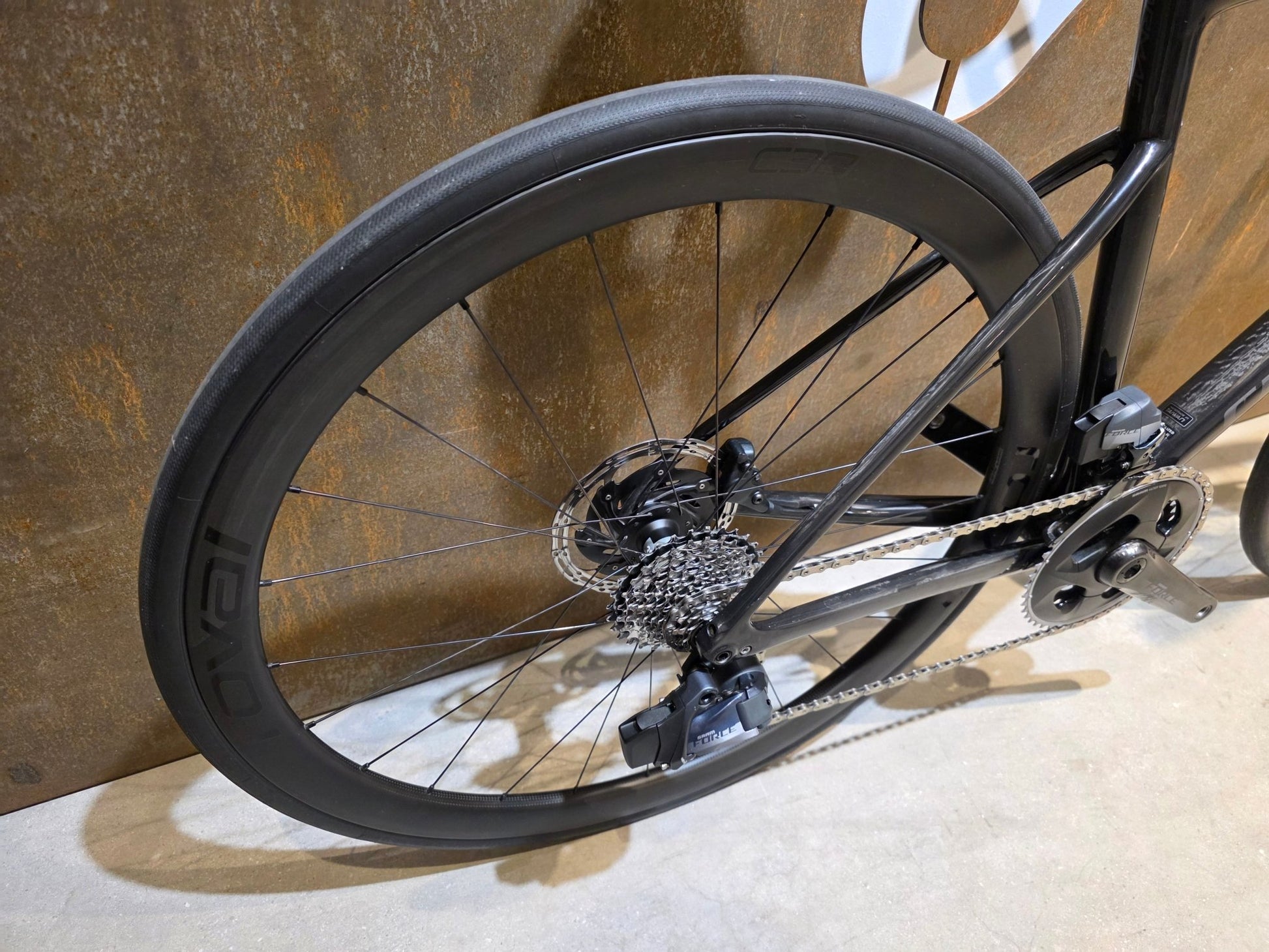 Rennrad von Specialized, SPECIALIZED TARMAC SL 6 SPORT / CUSTOMBUILD / 54CM vor USEDBIKES - OB.DE Hintergrund