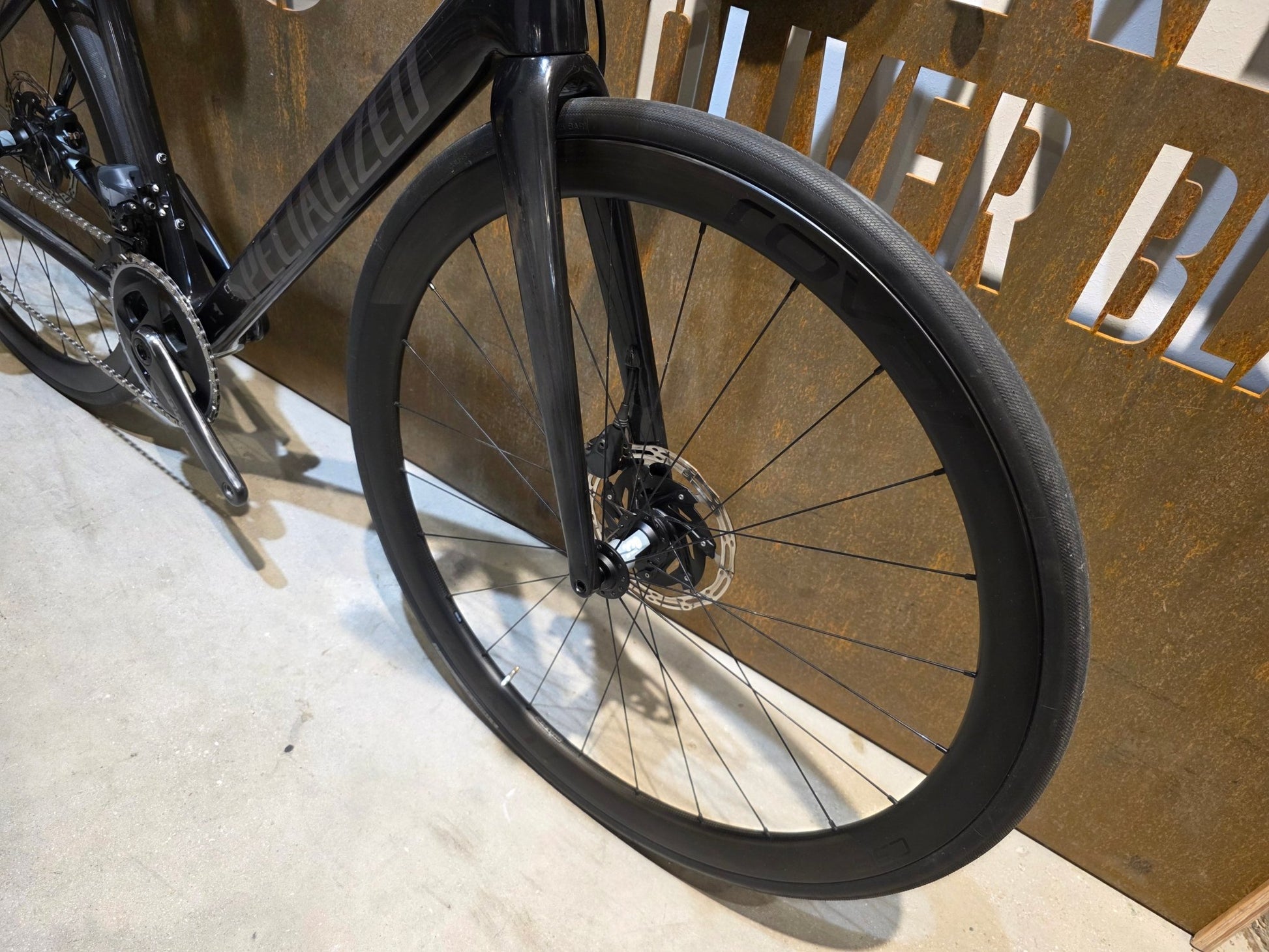 Rennrad von Specialized, SPECIALIZED TARMAC SL 6 SPORT / CUSTOMBUILD / 54CM vor USEDBIKES - OB.DE Hintergrund
