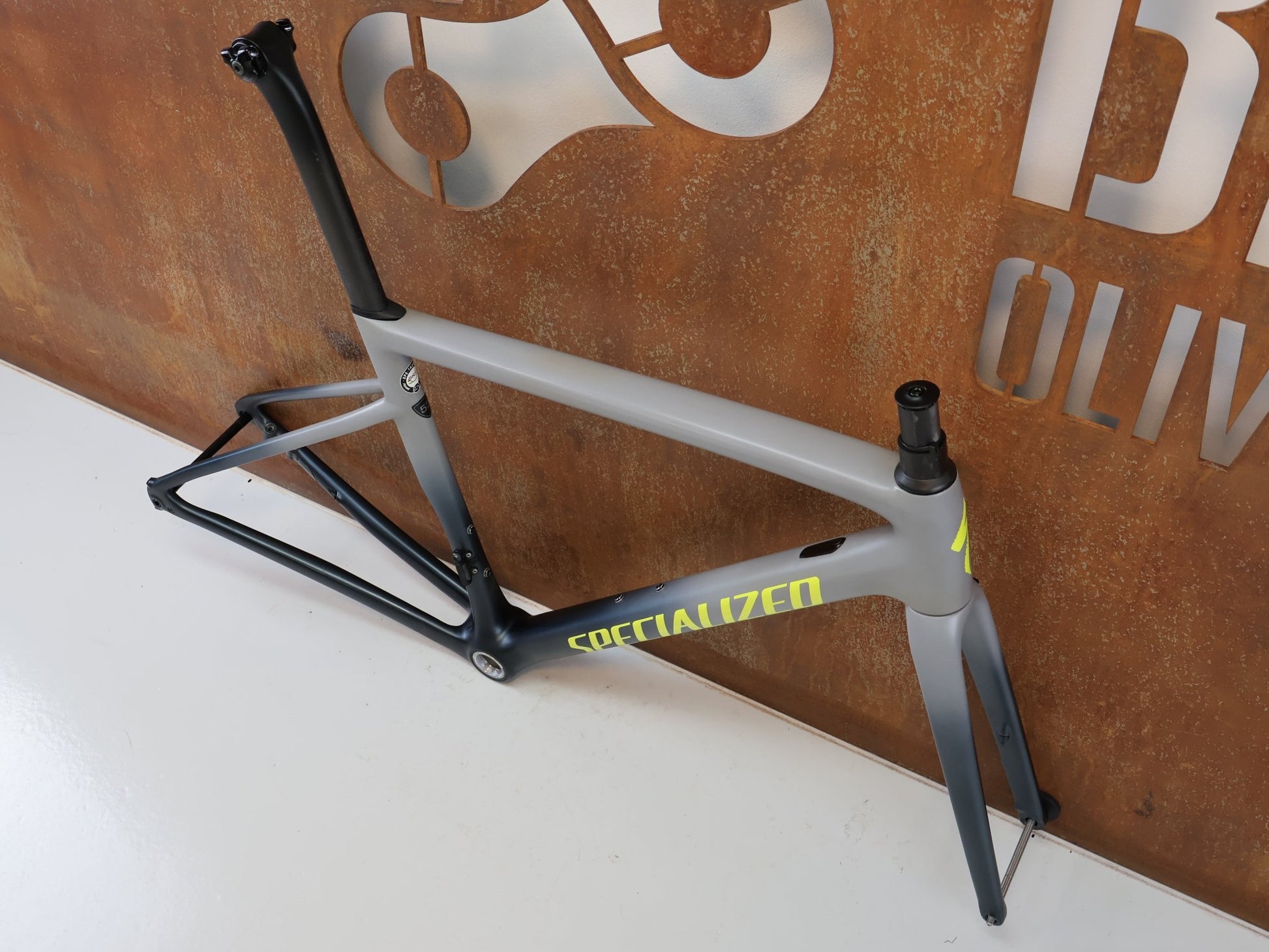 Rennradrahmen von Specialized, SPECIALIZED TARMAC SL6 DISC RAHMENSET / GRÖßE 52 CM / SATIN COOL GREY CARBON FRAMESET vor USEDBIKES-OB.DE Hintergrund