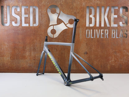Rennradrahmen von Specialized, SPECIALIZED TARMAC SL6 DISC RAHMENSET / GRÖßE 52 CM / SATIN COOL GREY CARBON FRAMESET vor USEDBIKES-OB.DE Hintergrund