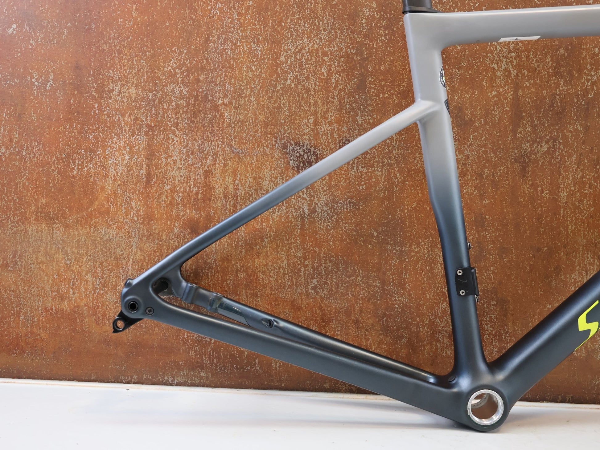 Rennradrahmen von Specialized, SPECIALIZED TARMAC SL6 DISC RAHMENSET / GRÖßE 52 CM / SATIN COOL GREY CARBON FRAMESET vor USEDBIKES-OB.DE Hintergrund
