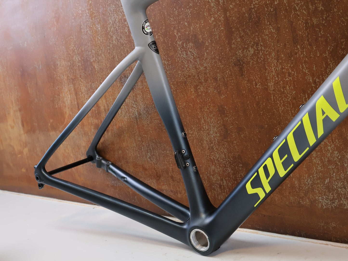 Rennradrahmen von Specialized, SPECIALIZED TARMAC SL6 DISC RAHMENSET / GRÖßE 52 CM / SATIN COOL GREY CARBON FRAMESET vor USEDBIKES-OB.DE Hintergrund