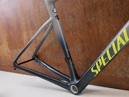 Rennradrahmen von Specialized, SPECIALIZED TARMAC SL6 DISC RAHMENSET / GRÖßE 52 CM / SATIN COOL GREY CARBON FRAMESET vor USEDBIKES-OB.DE Hintergrund