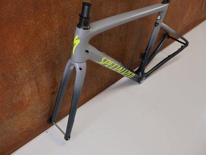 Rennradrahmen von Specialized, SPECIALIZED TARMAC SL6 DISC RAHMENSET / GRÖßE 52 CM / SATIN COOL GREY CARBON FRAMESET vor USEDBIKES-OB.DE Hintergrund