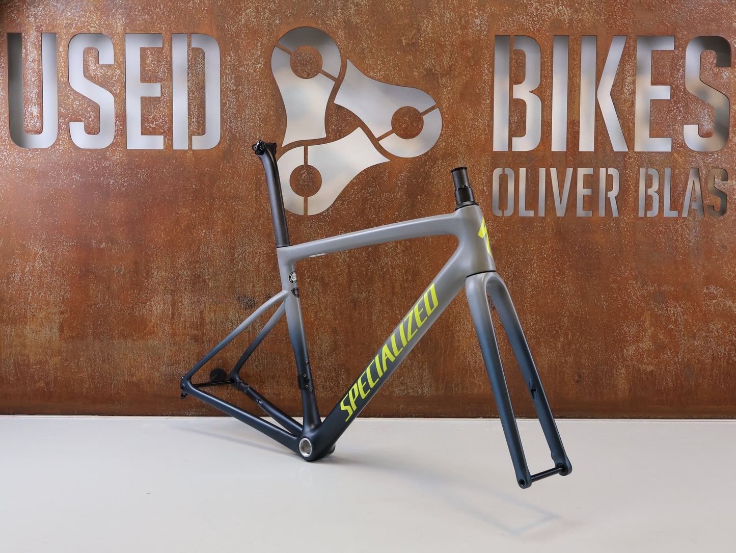 Rennradrahmen von Specialized, SPECIALIZED TARMAC SL6 DISC RAHMENSET / GRÖßE 52 CM / SATIN COOL GREY CARBON FRAMESET vor USEDBIKES-OB.DE Hintergrund