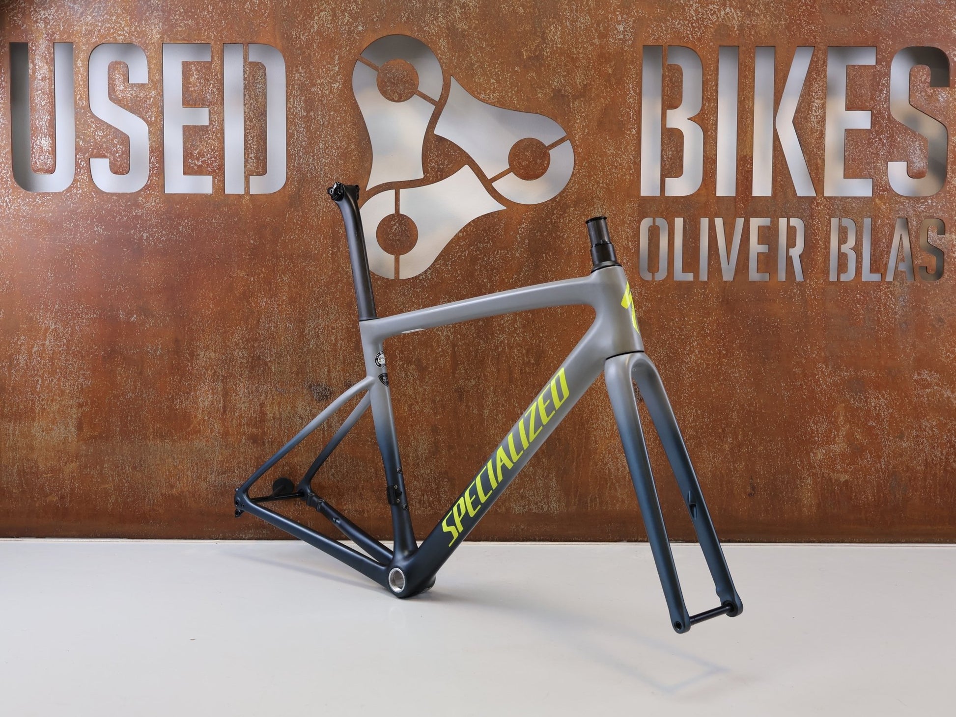 Rennradrahmen von Specialized, SPECIALIZED TARMAC SL6 DISC RAHMENSET / GRÖßE 52 CM / SATIN COOL GREY CARBON FRAMESET vor USEDBIKES-OB.DE Hintergrund