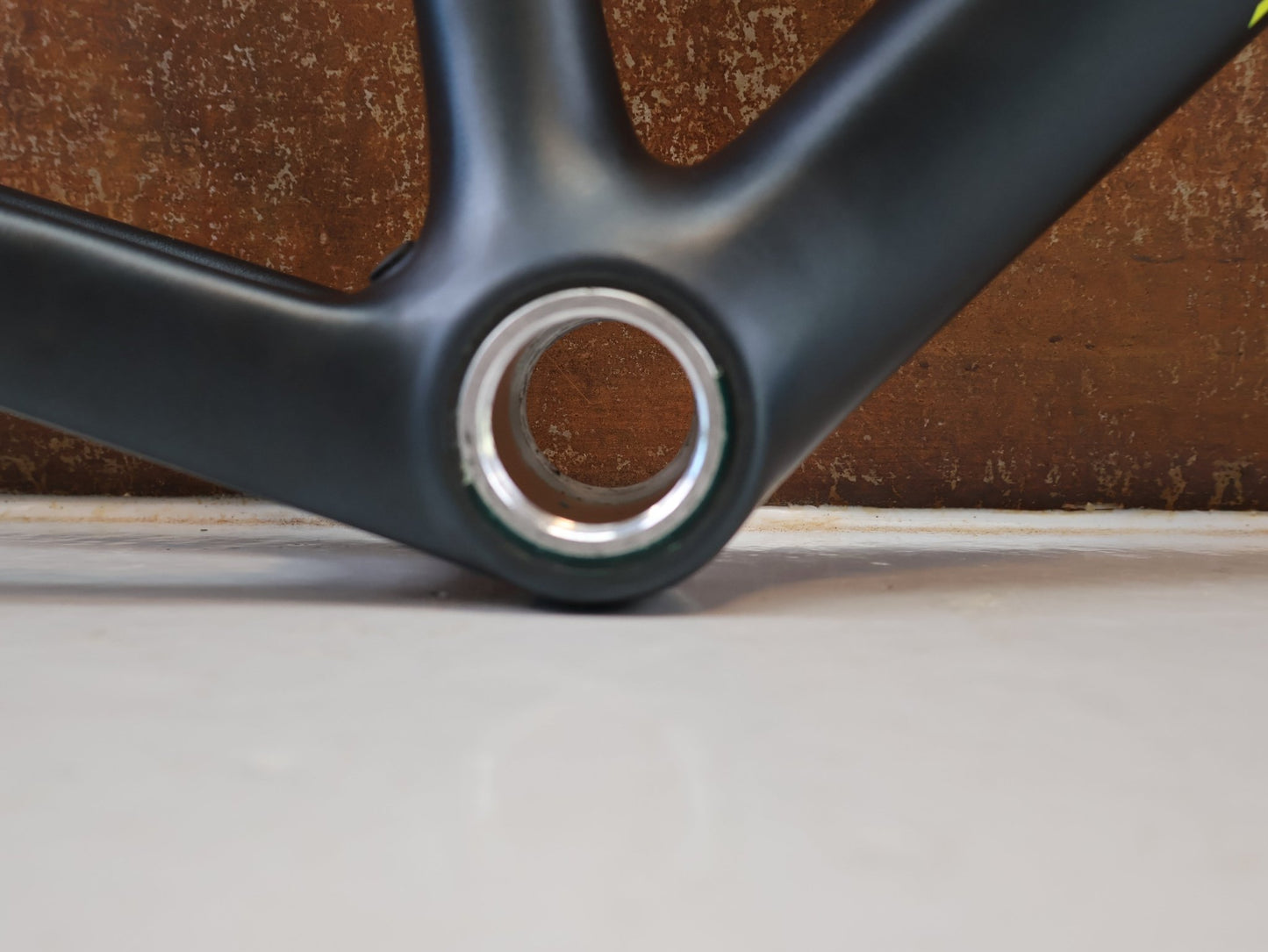 Rennradrahmen von Specialized, SPECIALIZED TARMAC SL6 DISC RAHMENSET / GRÖßE 52 CM / SATIN COOL GREY CARBON FRAMESET vor USEDBIKES-OB.DE Hintergrund