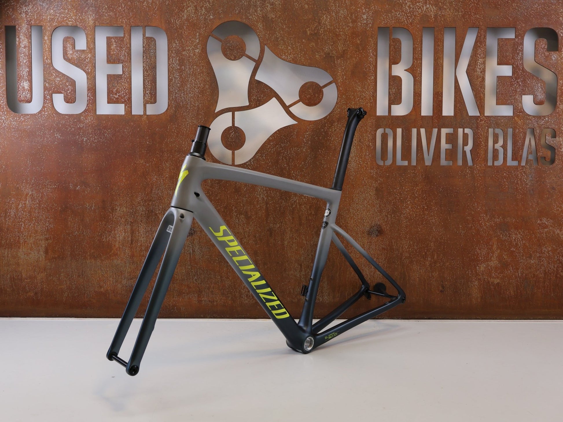 Rennradrahmen von Specialized, SPECIALIZED TARMAC SL6 DISC RAHMENSET / GRÖßE 52 CM / SATIN COOL GREY CARBON FRAMESET vor USEDBIKES-OB.DE Hintergrund