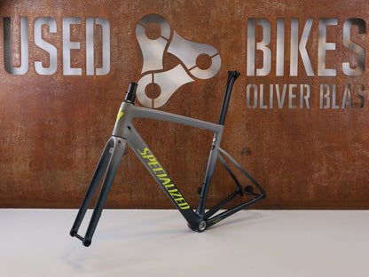Rennradrahmen von Specialized, SPECIALIZED TARMAC SL6 DISC RAHMENSET / GRÖßE 52 CM / SATIN COOL GREY CARBON FRAMESET vor USEDBIKES-OB.DE Hintergrund