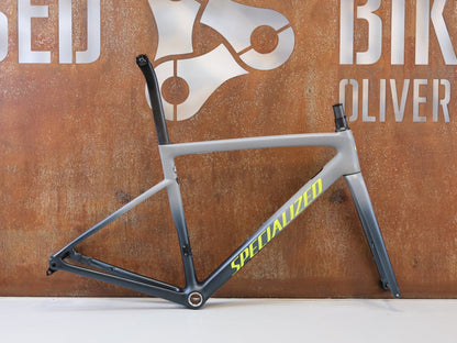 Rennradrahmen von Specialized, SPECIALIZED TARMAC SL6 DISC RAHMENSET / GRÖßE 52 CM / SATIN COOL GREY CARBON FRAMESET vor USEDBIKES-OB.DE Hintergrund