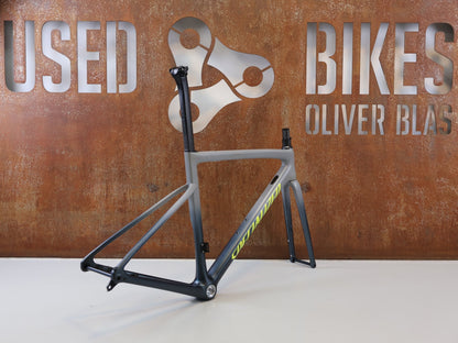 Rennradrahmen von Specialized, SPECIALIZED TARMAC SL6 DISC RAHMENSET / GRÖßE 52 CM / SATIN COOL GREY CARBON FRAMESET vor USEDBIKES-OB.DE Hintergrund