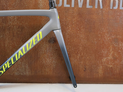 Rennradrahmen von Specialized, SPECIALIZED TARMAC SL6 DISC RAHMENSET / GRÖßE 52 CM / SATIN COOL GREY CARBON FRAMESET vor USEDBIKES-OB.DE Hintergrund