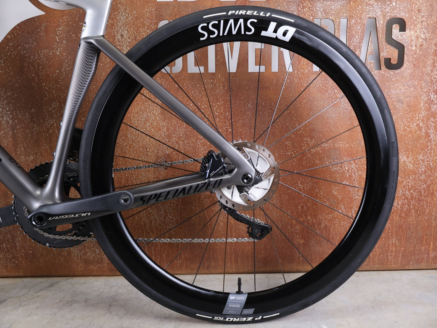 Rennrad von Specialized, SPECIALIZED TARMAC SL7 EXPERT UDI2 / SHIMANO ULTEGRA DI2 – DT SWISS ARC 1600 45 MM – GRÖSSE 52 CM vor USEDBIKES - OB.DE Hintergrund