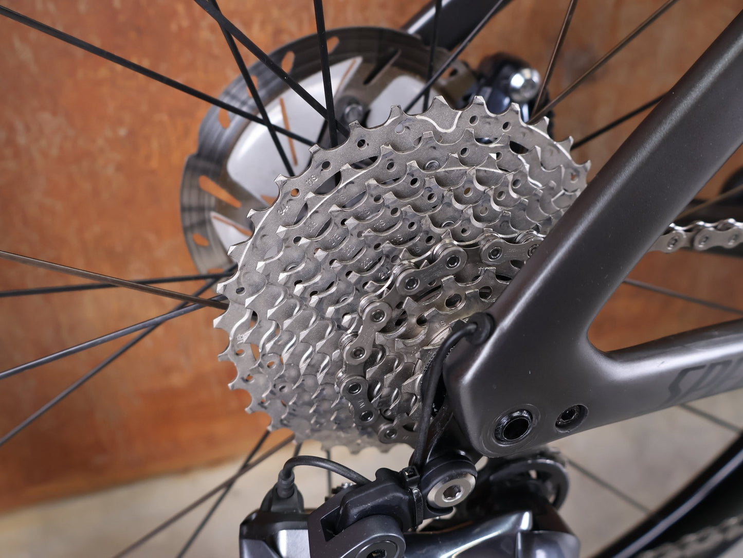 Rennrad von Specialized, SPECIALIZED TARMAC SL7 EXPERT UDI2 / SHIMANO ULTEGRA DI2 – DT SWISS ARC 1600 45 MM – GRÖSSE 52 CM vor USEDBIKES - OB.DE Hintergrund