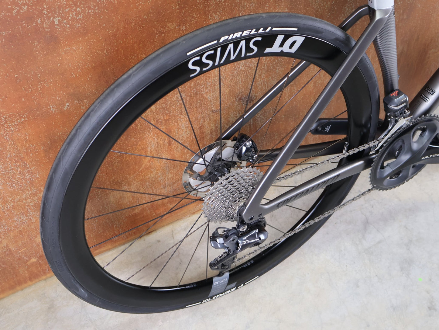 Rennrad von Specialized, SPECIALIZED TARMAC SL7 EXPERT UDI2 / SHIMANO ULTEGRA DI2 – DT SWISS ARC 1600 45 MM – GRÖSSE 52 CM vor USEDBIKES - OB.DE Hintergrund