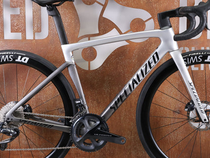 Rennrad von Specialized, SPECIALIZED TARMAC SL7 EXPERT UDI2 / SHIMANO ULTEGRA DI2 – DT SWISS ARC 1600 45 MM – GRÖSSE 52 CM vor USEDBIKES - OB.DE Hintergrund