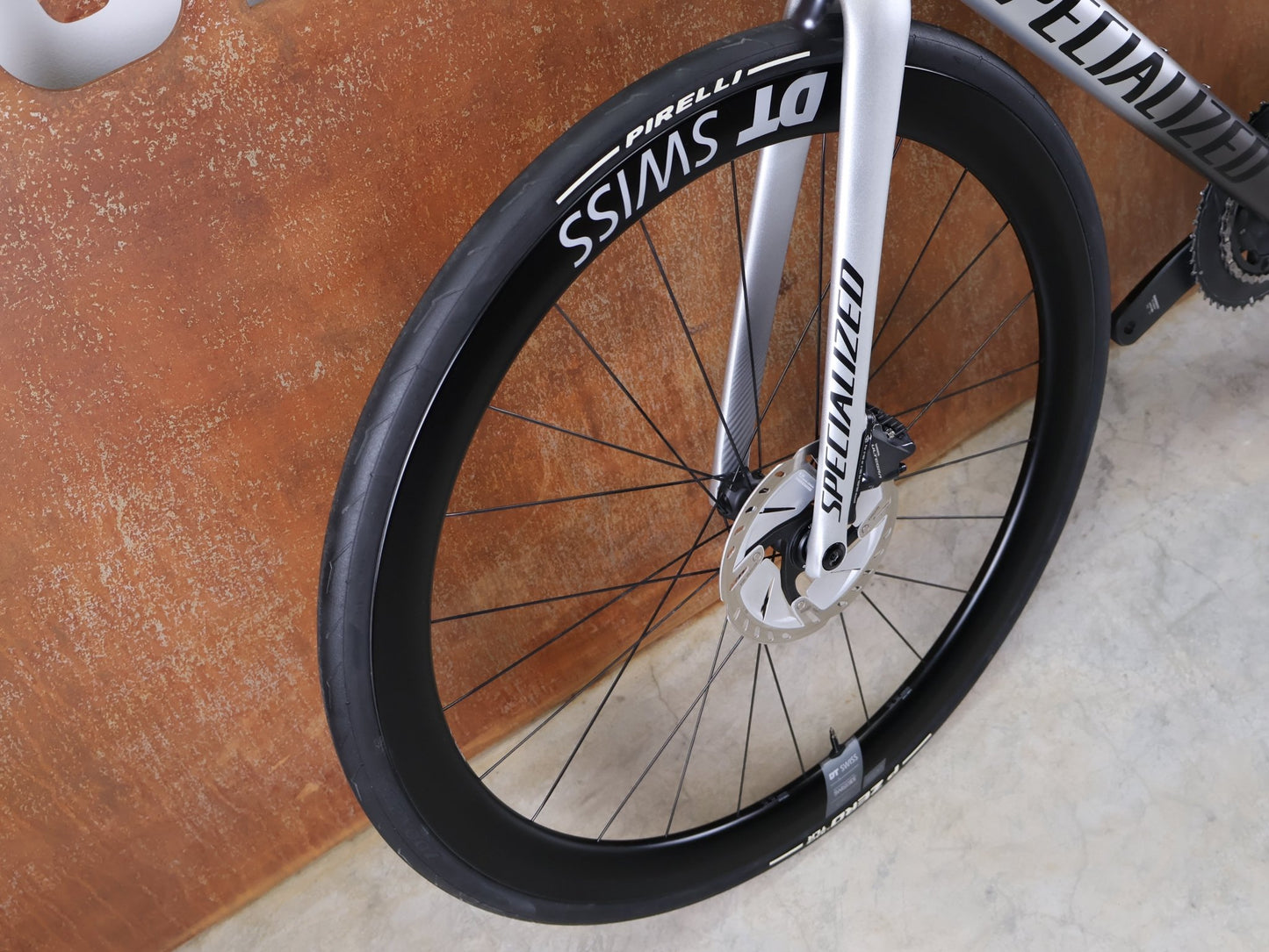 Rennrad von Specialized, SPECIALIZED TARMAC SL7 EXPERT UDI2 / SHIMANO ULTEGRA DI2 – DT SWISS ARC 1600 45 MM – GRÖSSE 52 CM vor USEDBIKES - OB.DE Hintergrund