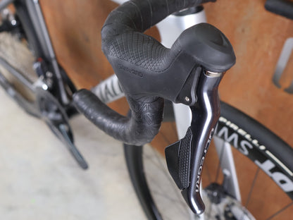 Rennrad von Specialized, SPECIALIZED TARMAC SL7 EXPERT UDI2 / SHIMANO ULTEGRA DI2 – DT SWISS ARC 1600 45 MM – GRÖSSE 52 CM vor USEDBIKES - OB.DE Hintergrund