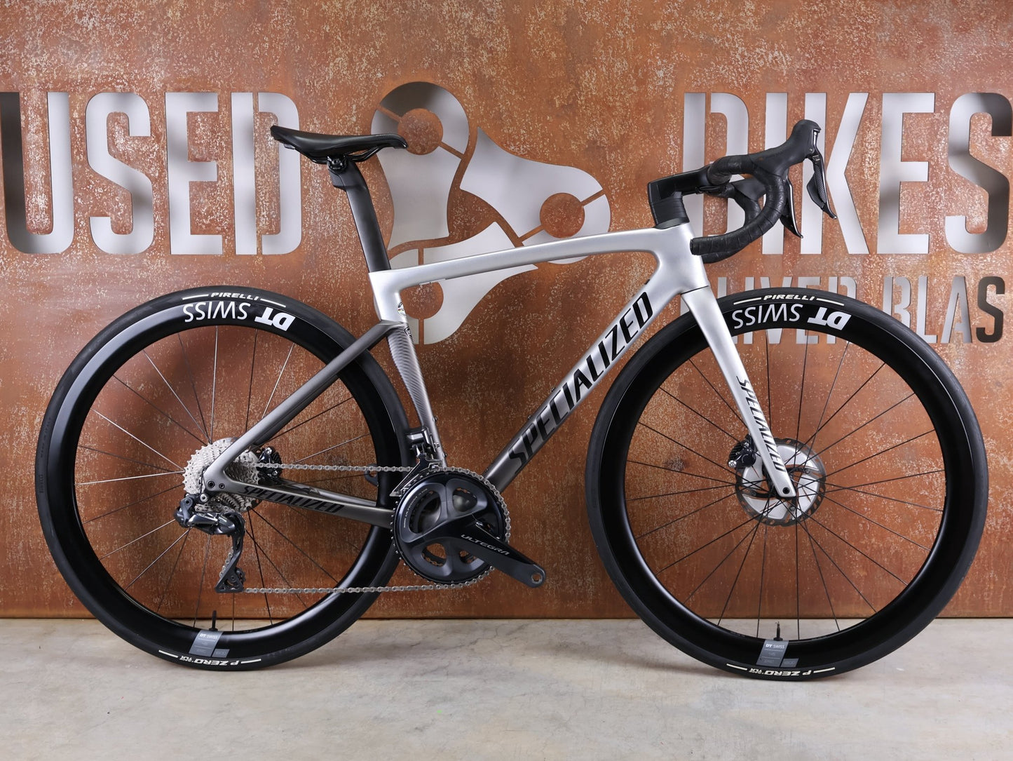 Rennrad von Specialized, SPECIALIZED TARMAC SL7 EXPERT UDI2 / SHIMANO ULTEGRA DI2 – DT SWISS ARC 1600 45 MM – GRÖSSE 52 CM vor USEDBIKES - OB.DE Hintergrund