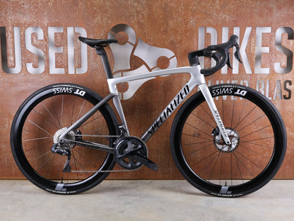 Rennrad von Specialized, SPECIALIZED TARMAC SL7 EXPERT UDI2 / SHIMANO ULTEGRA DI2 – DT SWISS ARC 1600 45 MM – GRÖSSE 52 CM vor USEDBIKES - OB.DE Hintergrund