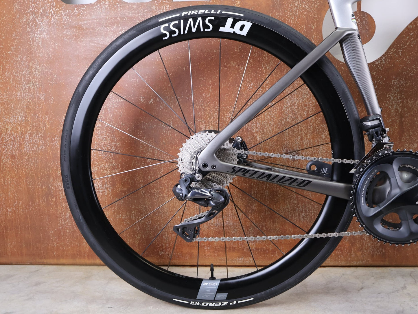 Rennrad von Specialized, SPECIALIZED TARMAC SL7 EXPERT UDI2 / SHIMANO ULTEGRA DI2 – DT SWISS ARC 1600 45 MM – GRÖSSE 52 CM vor USEDBIKES - OB.DE Hintergrund