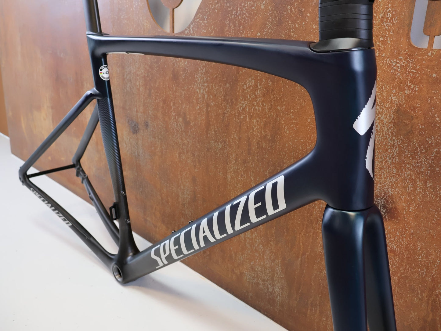 Rennradrahmen von Specialized, SPECIALIZED TARMAC SL7 RAHMENSET / GRÖßE 58 CM / SATIN TEAL TINT BLACK vor USEDBIKES-OB.DE Hintergrund