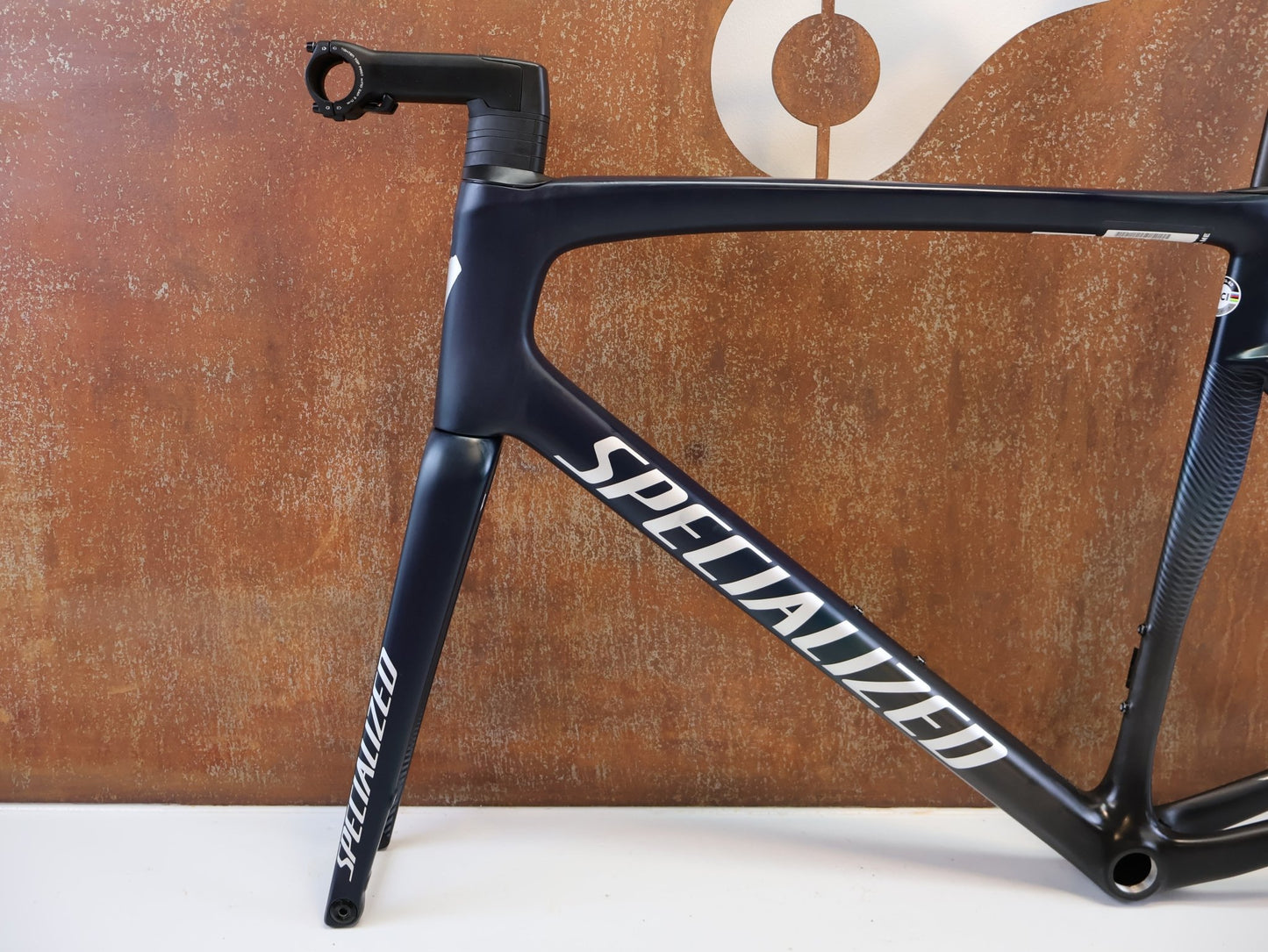Rennradrahmen von Specialized, SPECIALIZED TARMAC SL7 RAHMENSET / GRÖßE 58 CM / SATIN TEAL TINT BLACK vor USEDBIKES-OB.DE Hintergrund