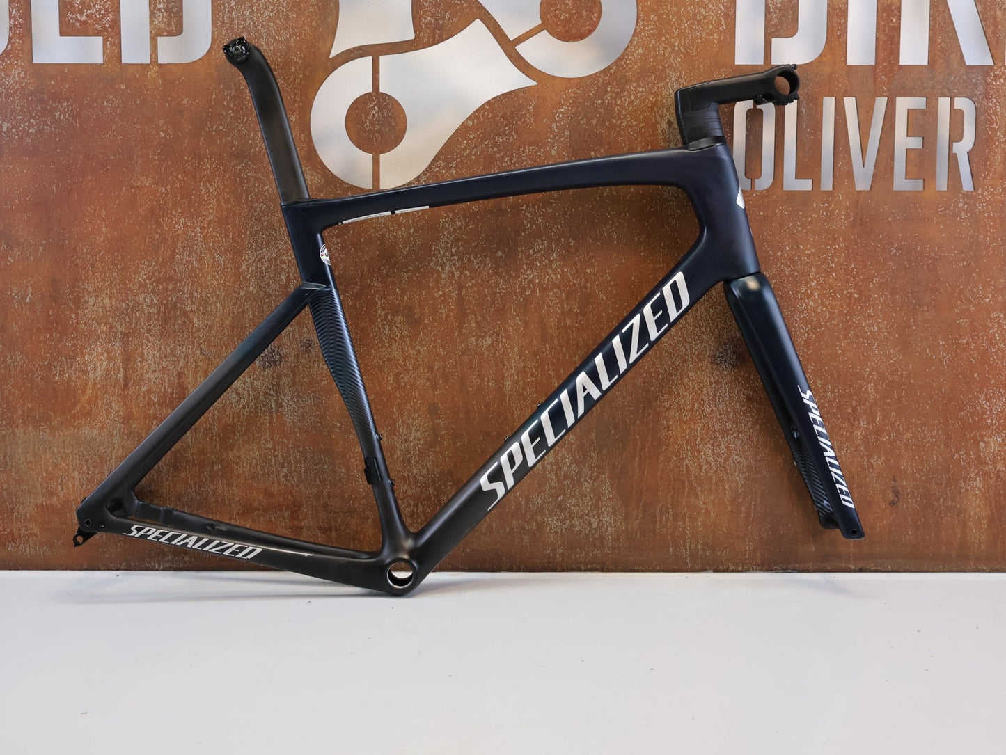 Rennradrahmen von Specialized, SPECIALIZED TARMAC SL7 RAHMENSET / GRÖßE 58 CM / SATIN TEAL TINT BLACK vor USEDBIKES-OB.DE Hintergrund