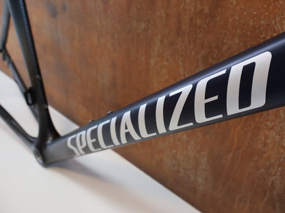 Rennradrahmen von Specialized, SPECIALIZED TARMAC SL7 RAHMENSET / GRÖßE 58 CM / SATIN TEAL TINT BLACK vor USEDBIKES-OB.DE Hintergrund