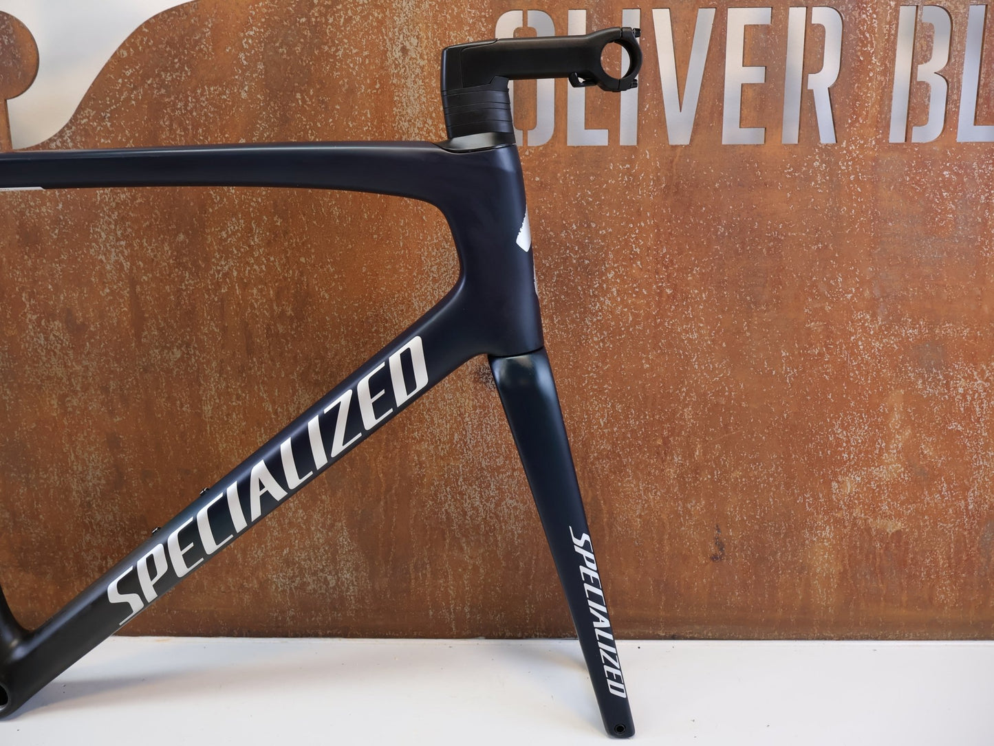 Rennradrahmen von Specialized, SPECIALIZED TARMAC SL7 RAHMENSET / GRÖßE 58 CM / SATIN TEAL TINT BLACK vor USEDBIKES-OB.DE Hintergrund