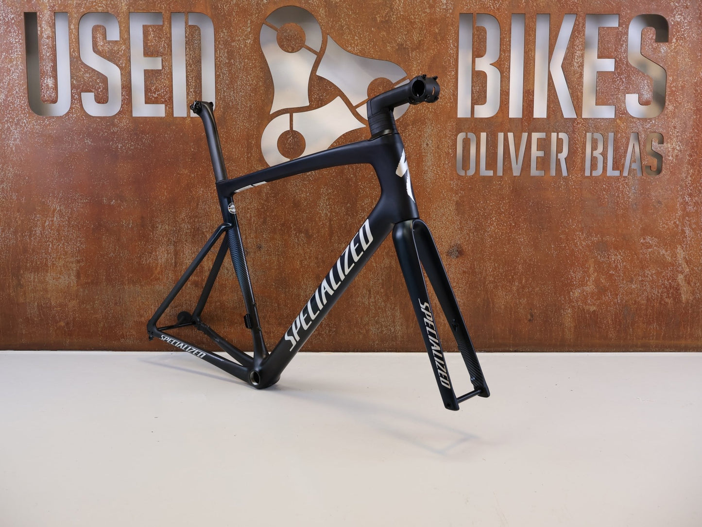 Rennradrahmen von Specialized, SPECIALIZED TARMAC SL7 RAHMENSET / GRÖßE 58 CM / SATIN TEAL TINT BLACK vor USEDBIKES-OB.DE Hintergrund
