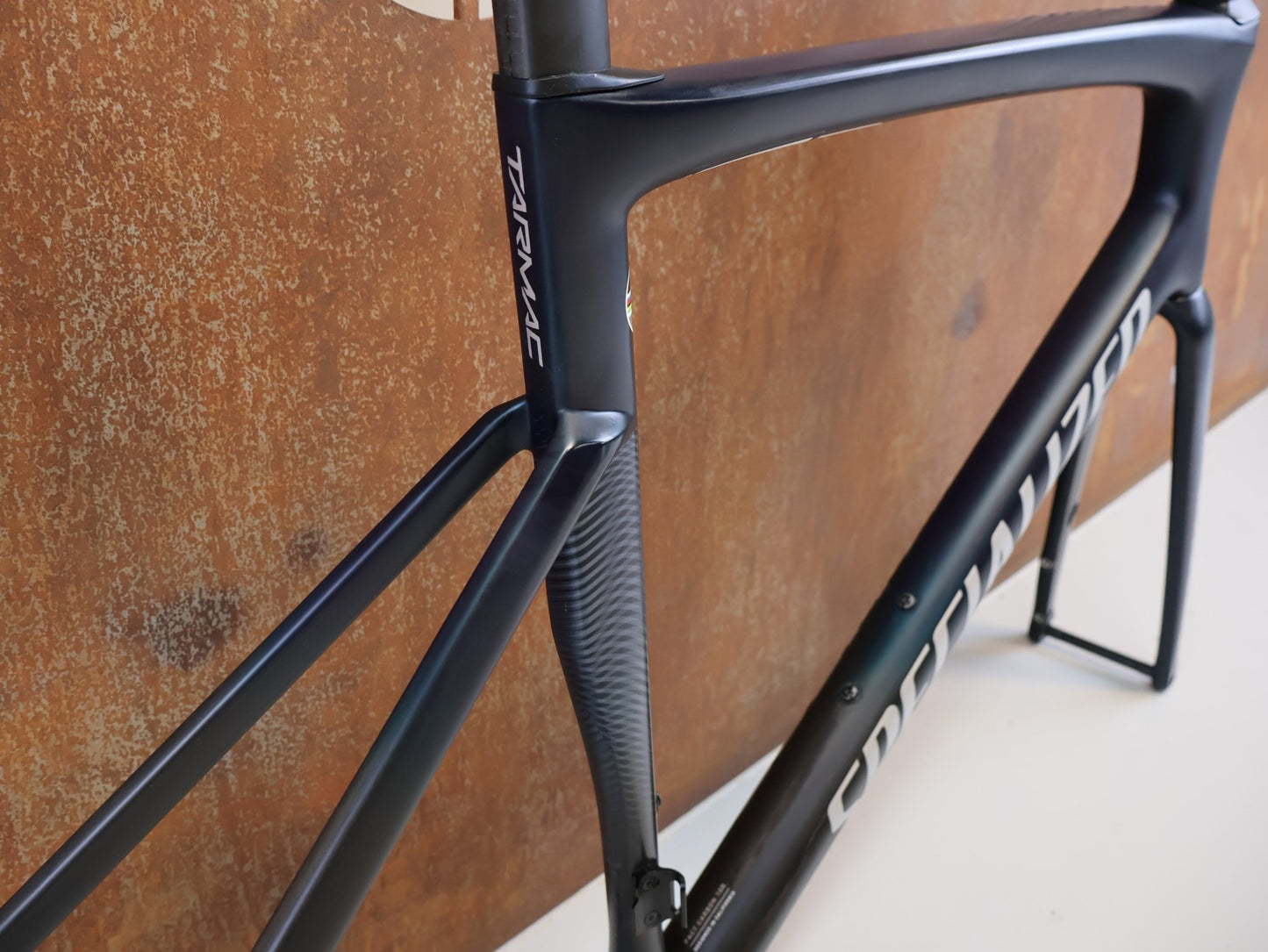 Rennradrahmen von Specialized, SPECIALIZED TARMAC SL7 RAHMENSET / GRÖßE 58 CM / SATIN TEAL TINT BLACK vor USEDBIKES-OB.DE Hintergrund