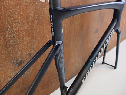 Rennradrahmen von Specialized, SPECIALIZED TARMAC SL7 RAHMENSET / GRÖßE 58 CM / SATIN TEAL TINT BLACK vor USEDBIKES-OB.DE Hintergrund