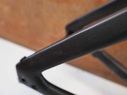 Rennradrahmen von Specialized, SPECIALIZED TARMAC SL7 RAHMENSET / GRÖßE 58 CM / SATIN TEAL TINT BLACK vor USEDBIKES-OB.DE Hintergrund