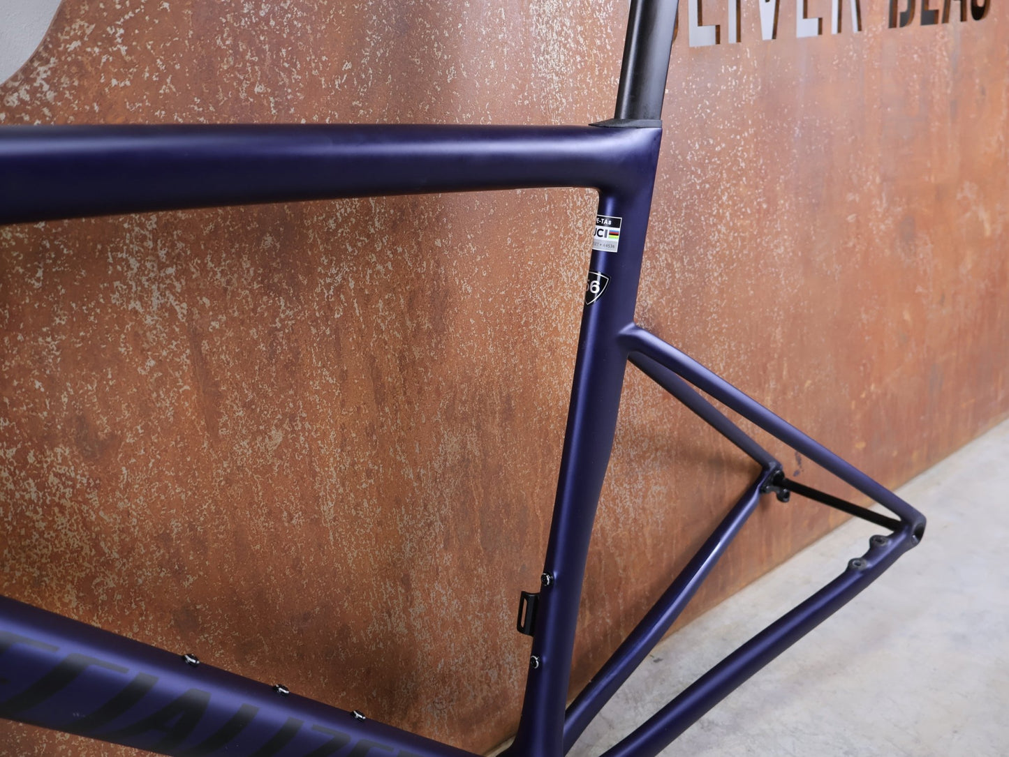 Rennradrahmen von Specialized, SPECIALIZED TARMAC SL8 RAHMENSET / FACT 10R CARBON / 2024 / SATIN BLUE ONYX / 56CM vor USEDBIKES - OB.DE Hintergrund