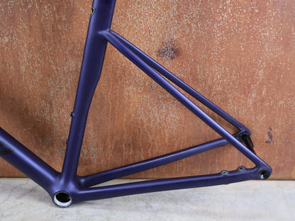 Rennradrahmen von Specialized, SPECIALIZED TARMAC SL8 RAHMENSET / FACT 10R CARBON / 2024 / SATIN BLUE ONYX / 56CM vor USEDBIKES - OB.DE Hintergrund