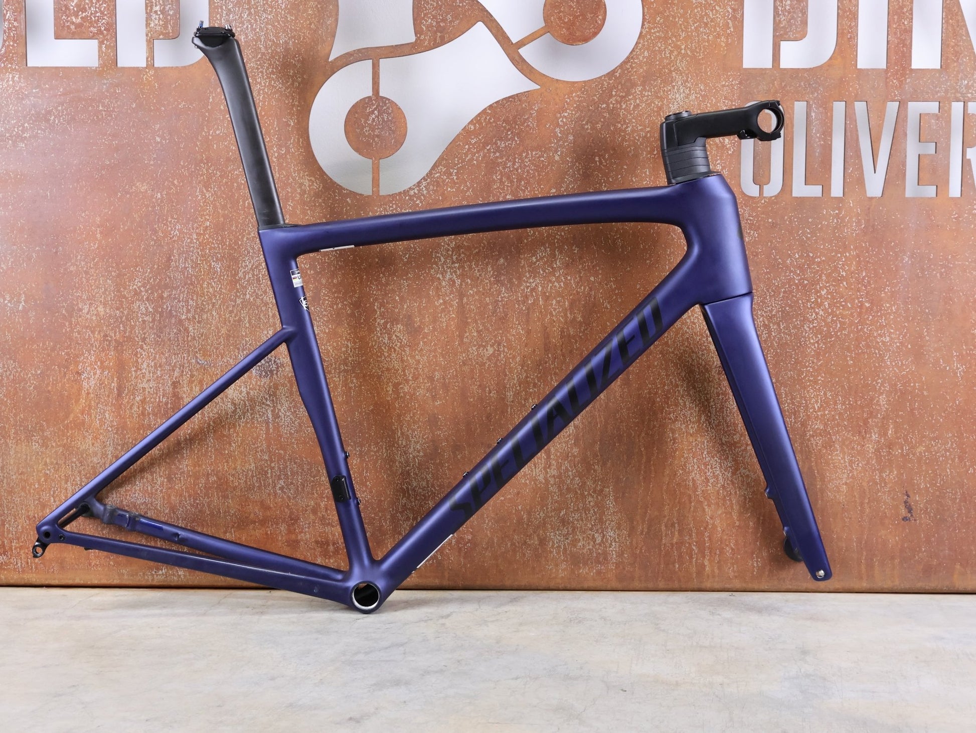 Rennradrahmen von Specialized, SPECIALIZED TARMAC SL8 RAHMENSET / FACT 10R CARBON / 2024 / SATIN BLUE ONYX / 56CM vor USEDBIKES - OB.DE Hintergrund