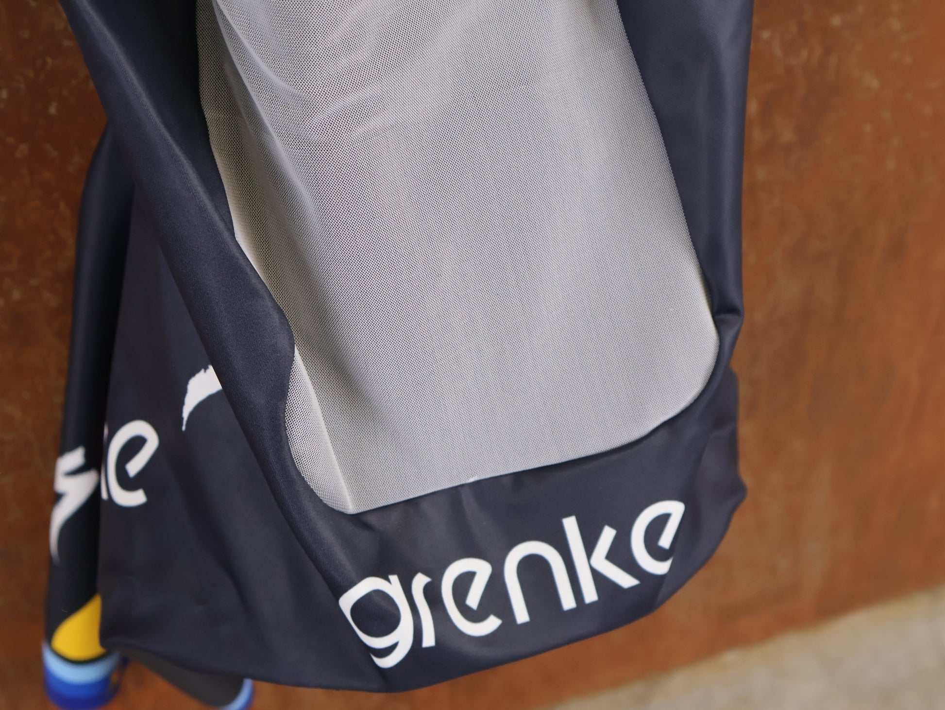 Anzug - BOH von Specialized, SPECIALIZED TGA ROOKIES OF RED BULL - BORA HANSGROHE AERO SKIN SUIT LS / EUROPEAN CHAMPION vor USEDBIKES - OB.DE Hintergrund