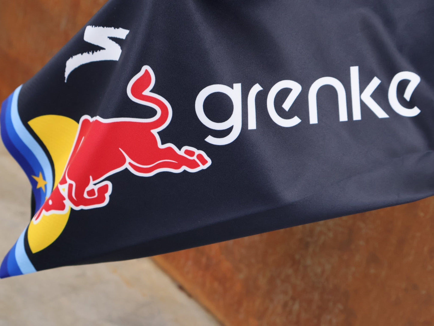 Anzug - BOH von Specialized, SPECIALIZED TGA ROOKIES OF RED BULL - BORA HANSGROHE AERO SKIN SUIT LS / EUROPEAN CHAMPION vor USEDBIKES - OB.DE Hintergrund