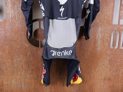 Anzug - BOH von Specialized, SPECIALIZED TGA ROOKIES OF RED BULL - BORA HANSGROHE AERO SKIN SUIT LS / LANGARM EINTEILER vor USEDBIKES - OB.DE Hintergrund