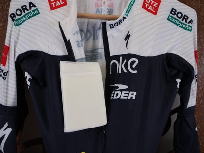 Anzug - BOH von Specialized, SPECIALIZED TGA ROOKIES OF RED BULL - BORA HANSGROHE AERO SKIN SUIT LS / LANGARM EINTEILER vor USEDBIKES - OB.DE Hintergrund