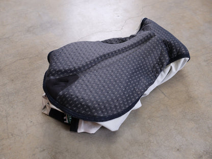 Anzug - BOH von Specialized, SPECIALIZED TGA ROOKIES OF RED BULL - BORA HANSGROHE AERO SKIN SUIT LS / LANGARM EINTEILER vor USEDBIKES - OB.DE Hintergrund