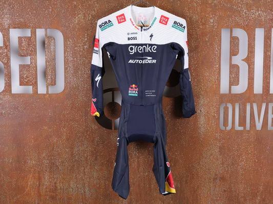 Anzug - BOH von Specialized, SPECIALIZED TGA ROOKIES OF RED BULL - BORA HANSGROHE AERO SKIN SUIT LS / LANGARM EINTEILER vor USEDBIKES - OB.DE Hintergrund