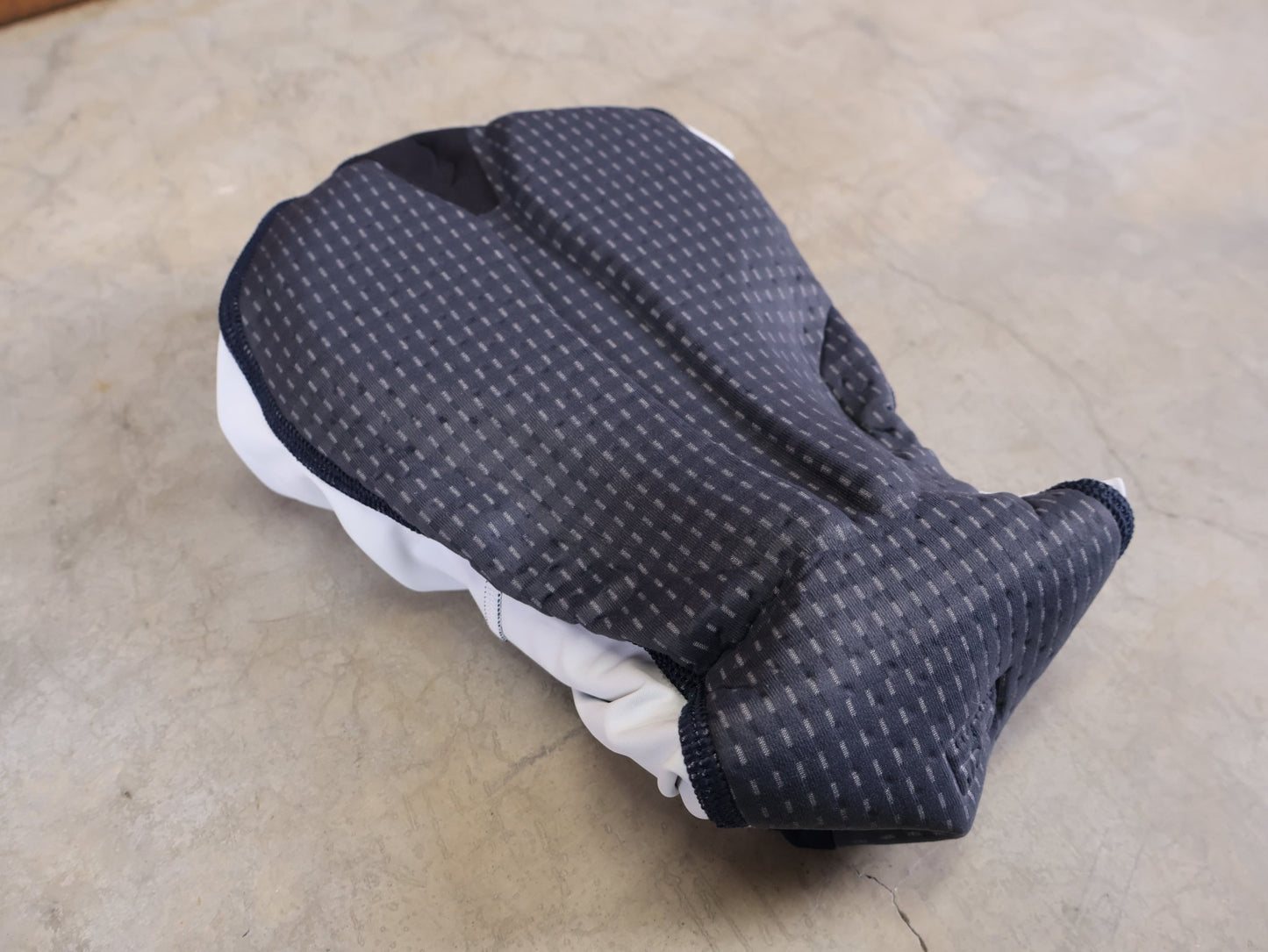 Anzug - BOH von Specialized, SPECIALIZED TGA ROOKIES OF RED BULL - BORA HANSGROHE AERO SKIN SUIT LS / LANGARM EINTEILER vor USEDBIKES - OB.DE Hintergrund