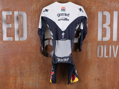 Anzug - BOH von Specialized, SPECIALIZED TGA ROOKIES OF RED BULL - BORA HANSGROHE AERO SKIN SUIT LS / LANGARM EINTEILER vor USEDBIKES - OB.DE Hintergrund