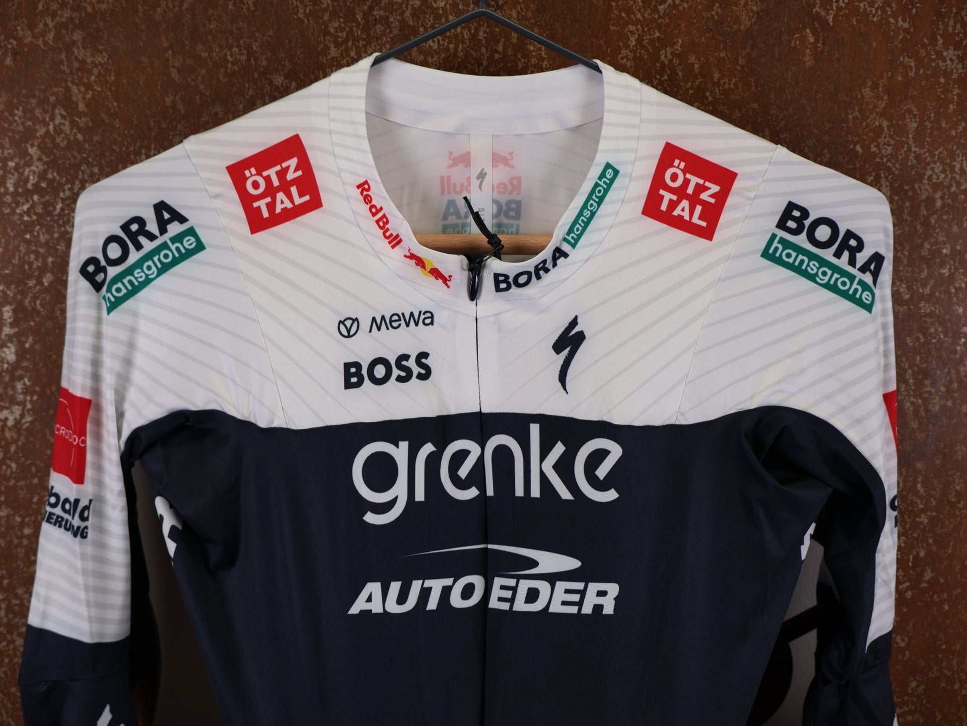 Anzug - BOH von Specialized, SPECIALIZED TGA ROOKIES OF RED BULL - BORA HANSGROHE AERO SKIN SUIT LS / LANGARM EINTEILER vor USEDBIKES - OB.DE Hintergrund