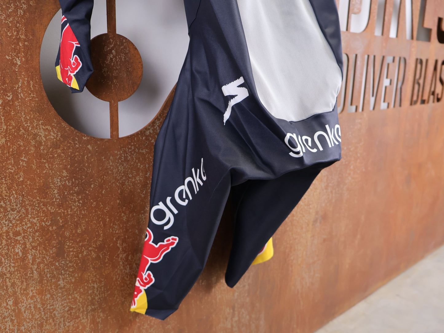 Anzug - BOH von Specialized, SPECIALIZED TGA ROOKIES OF RED BULL - BORA HANSGROHE AERO SKIN SUIT LS / LANGARM EINTEILER vor USEDBIKES - OB.DE Hintergrund